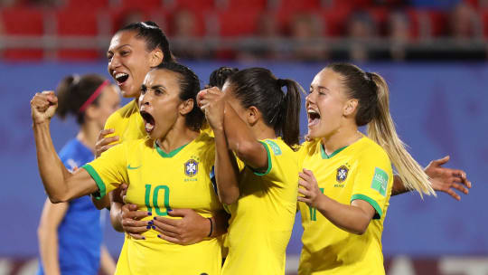 Großer Jubel: Marta (Nr. 10) schoss Brasilien zum Sieg. 