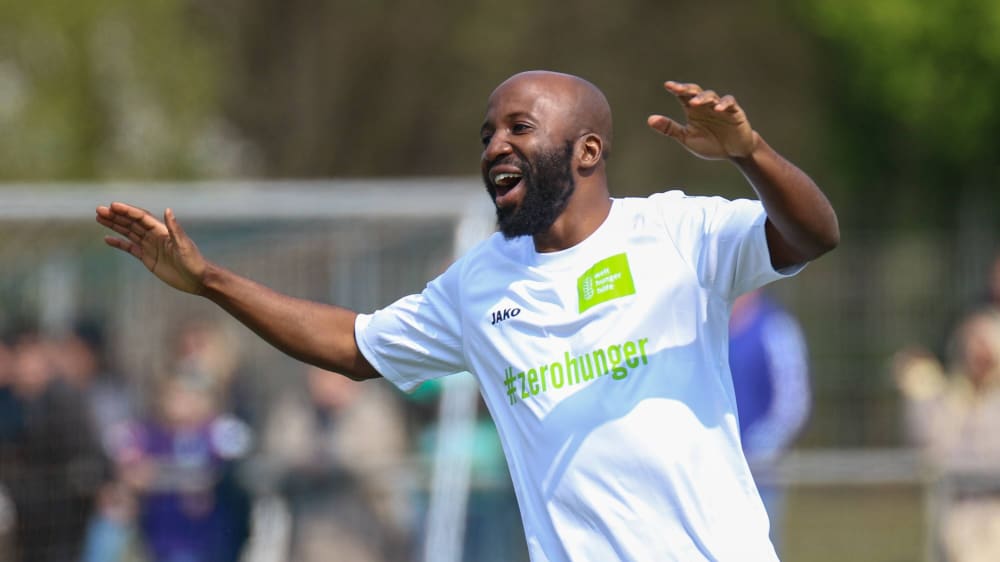 Ein gro&#223;er Name f&#252;r den SSV Delrath: Domi Kumbela, hier bei einem Benefizspiel im April 2019, bringt Bundesliga- und internationale Erfahrung mit in die Kreisliga B.