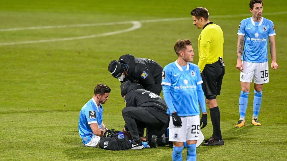 Quirin Moll wird auf dem Feld behandelt, nachdem er sich im Heimspiel gegen Ingolstadt verletzt hat.