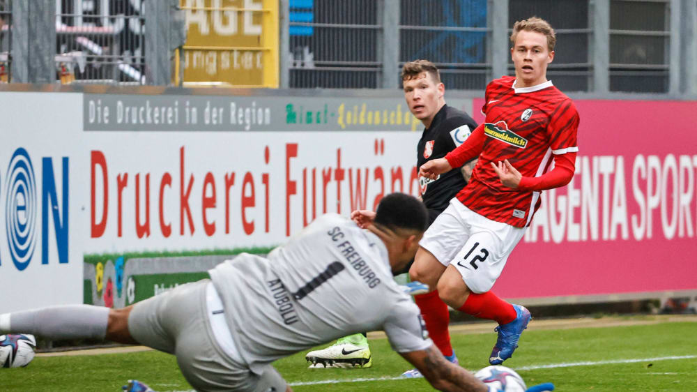 Parierte gegen Havelse mehrfach stark: Freiburgs Keeper Noah Atubolu.