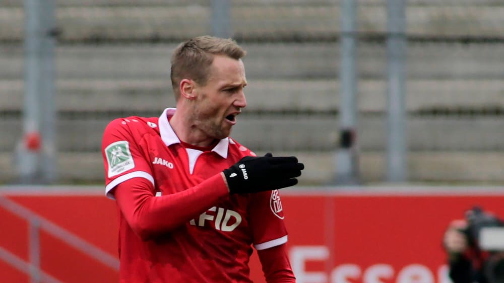 Essens Felix Bastians jubelt über sein Tor gegen Wuppertal.