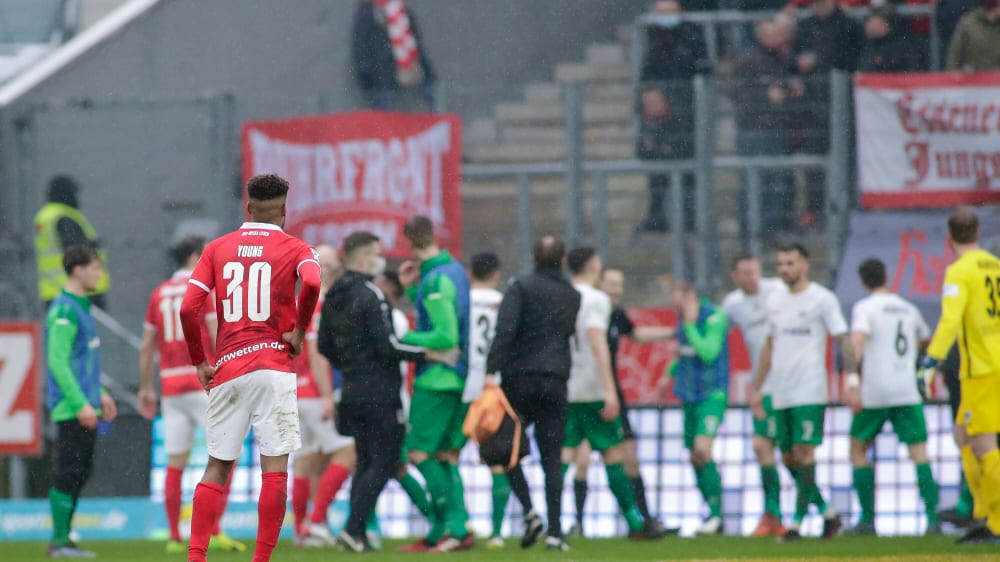 Ein Böllerwurf beim Regionalliga-Spiel zwischen Essen und Münster hat Folgen.