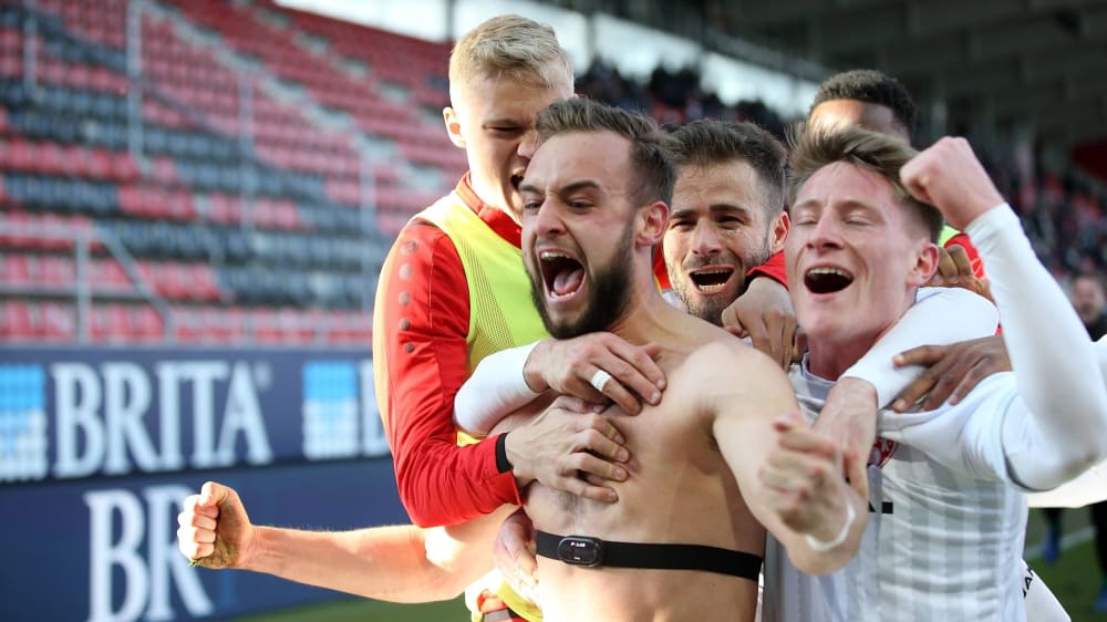 David Kopacz (FC Würzburger Kickers) feiert seinen Last-Minute-Treffer mit seinen Teamkollegen.