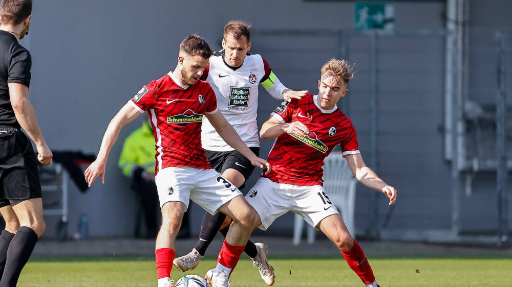 Kein Durchkommen für Hendrick Zuck (M.) und den 1. FC Kaiserslautern.