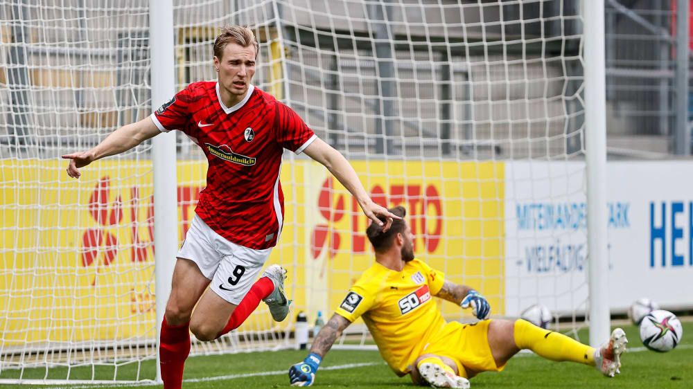 Freiburgs Vincent Vermeij bejubelt seinen Treffer gegen den VfL Osnabrück.