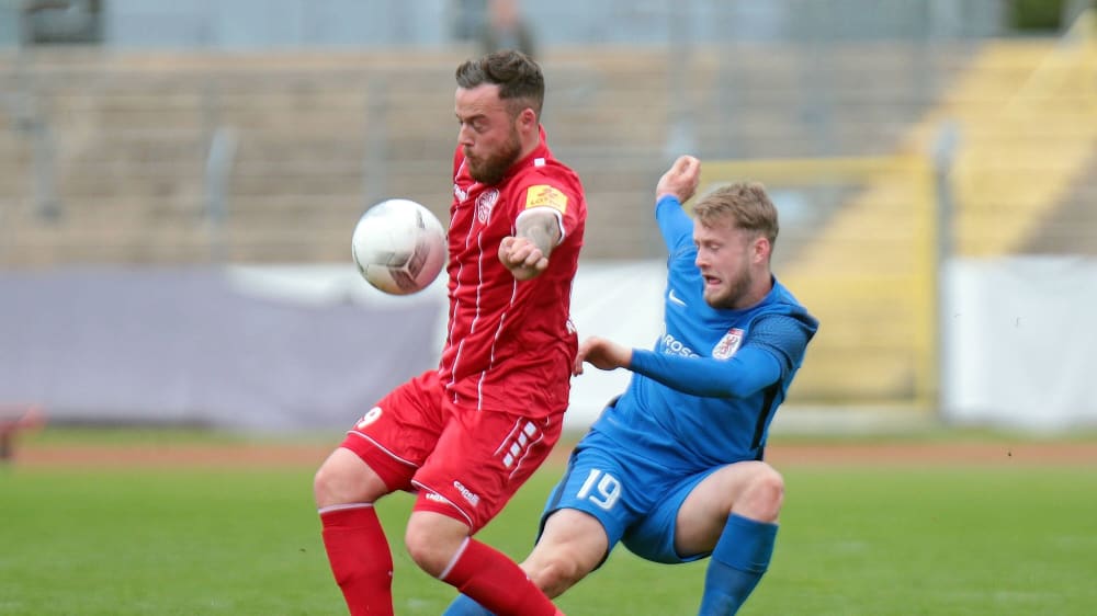 Yanni Regäsel im roten Dress des FC Rot-Weiß Koblenz. Den ehemaligen Bundesliga-Spieler zieht es nun zu den Sportfreunden Lotte.