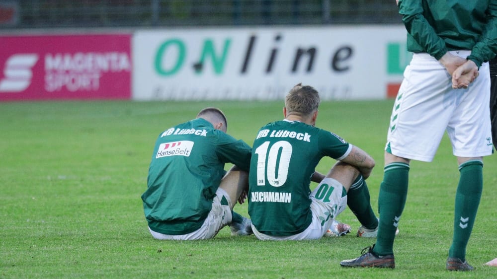 Spieler des VfB Lübeck enttäuscht auf dem Boden nach Abstieg 2021