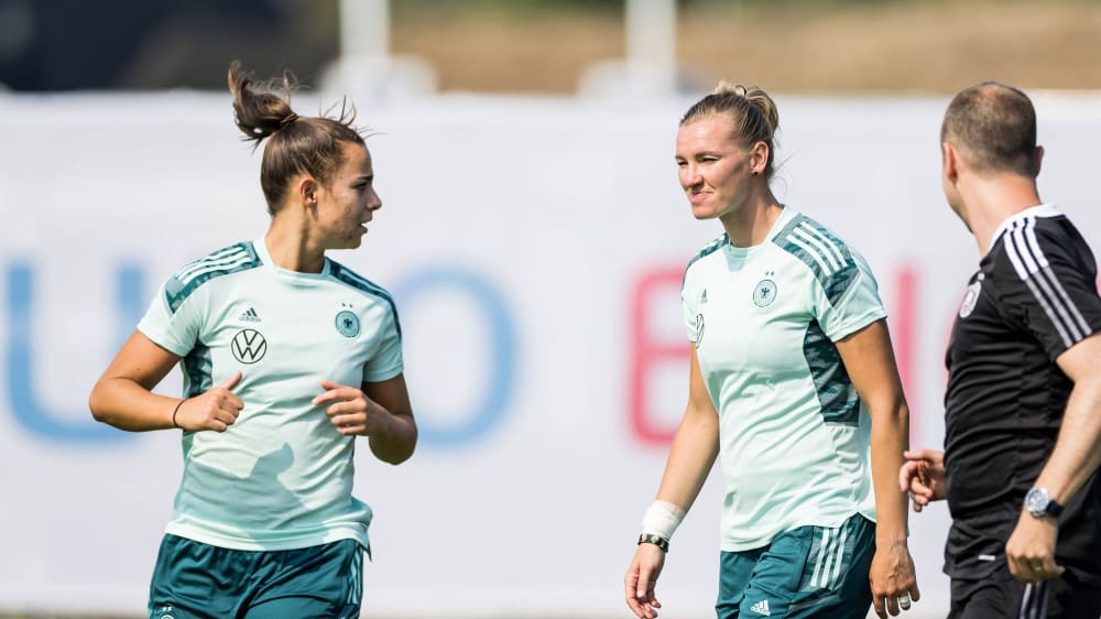 Vertreten den DFB auf der Liste: Lena Oberdorf und Alexandra Popp (re.).