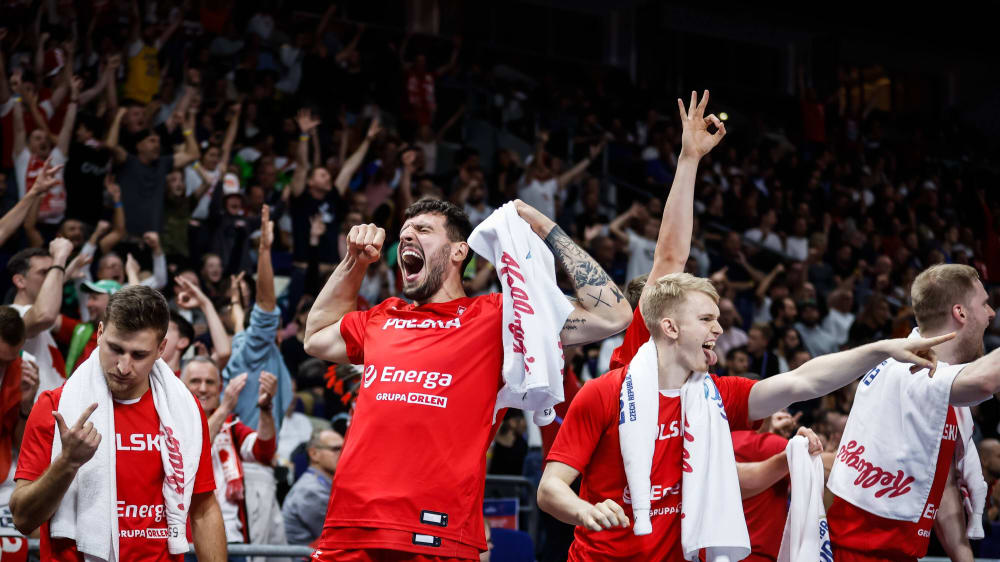 Einer zählt noch die Punkte, die anderen feiern: Polen schaltet sensationell Europameister Slowenien aus.