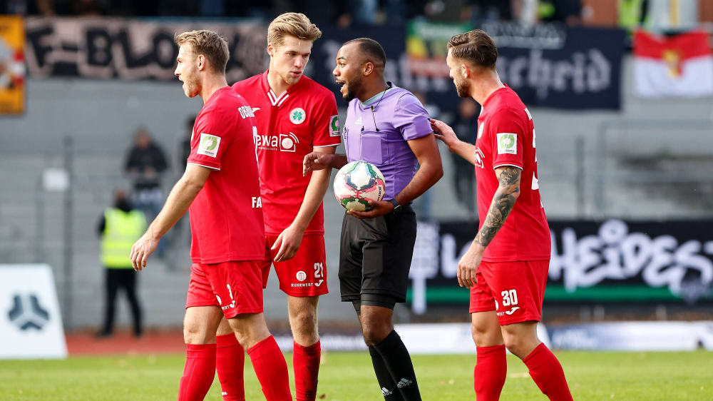 In der Diskussion: Schiedsrichter Jonah Besong wurde im Anschluss an die Partie Wattenscheid gegen Oberhausen von einem Zuschauer beleidigt.