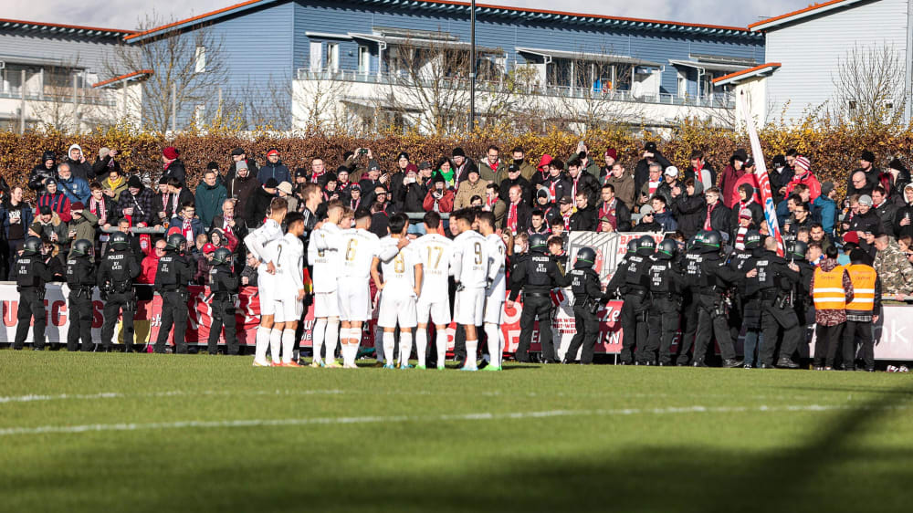 Aufgeheizte Stimmung: Ein Banner von Fans der Bayern Amateure sorgte am Samstag für einen Polizeieinsatz und einen Spielabbruch.