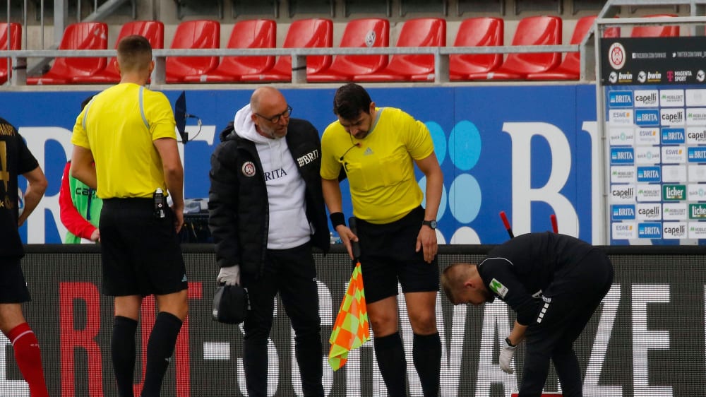 Unglücklich umgeknickt: Trotz Behandlung ging es für Schiedsrichter-Assistent Marius Schlüwe nicht weiter.
