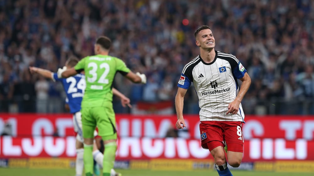 Am 1. Spieltag siegte der HSV um Laszlo Benes (re.) mit 5:3 gegen Schalke.