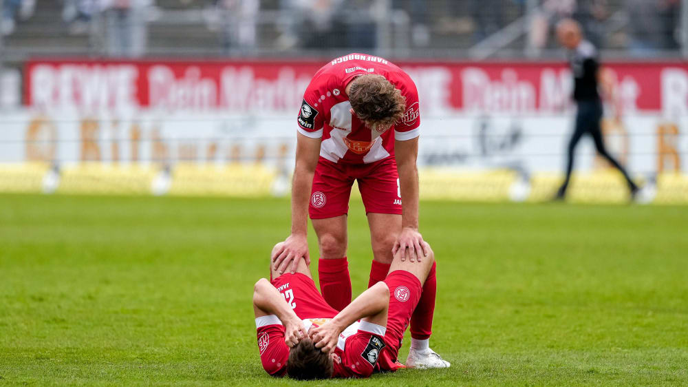 Enttäuschung pur: Torben Müsel (am Boden) und Cedric Harenbrock nach dem 0:2 in Sandhausen.