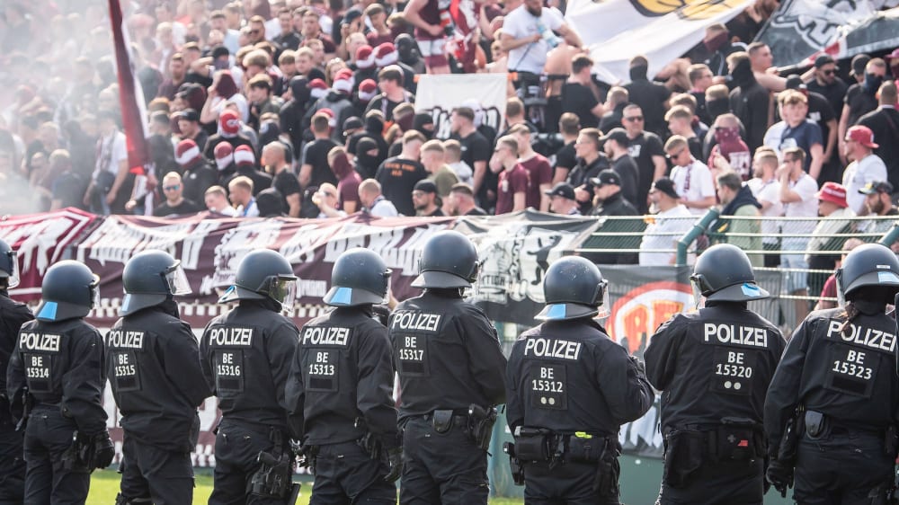 155 Polizeibeamten wurden beim Aufeinandertreffen zwischen dem BFC Dynamo und dem FC Energie Cottbus verletzt.