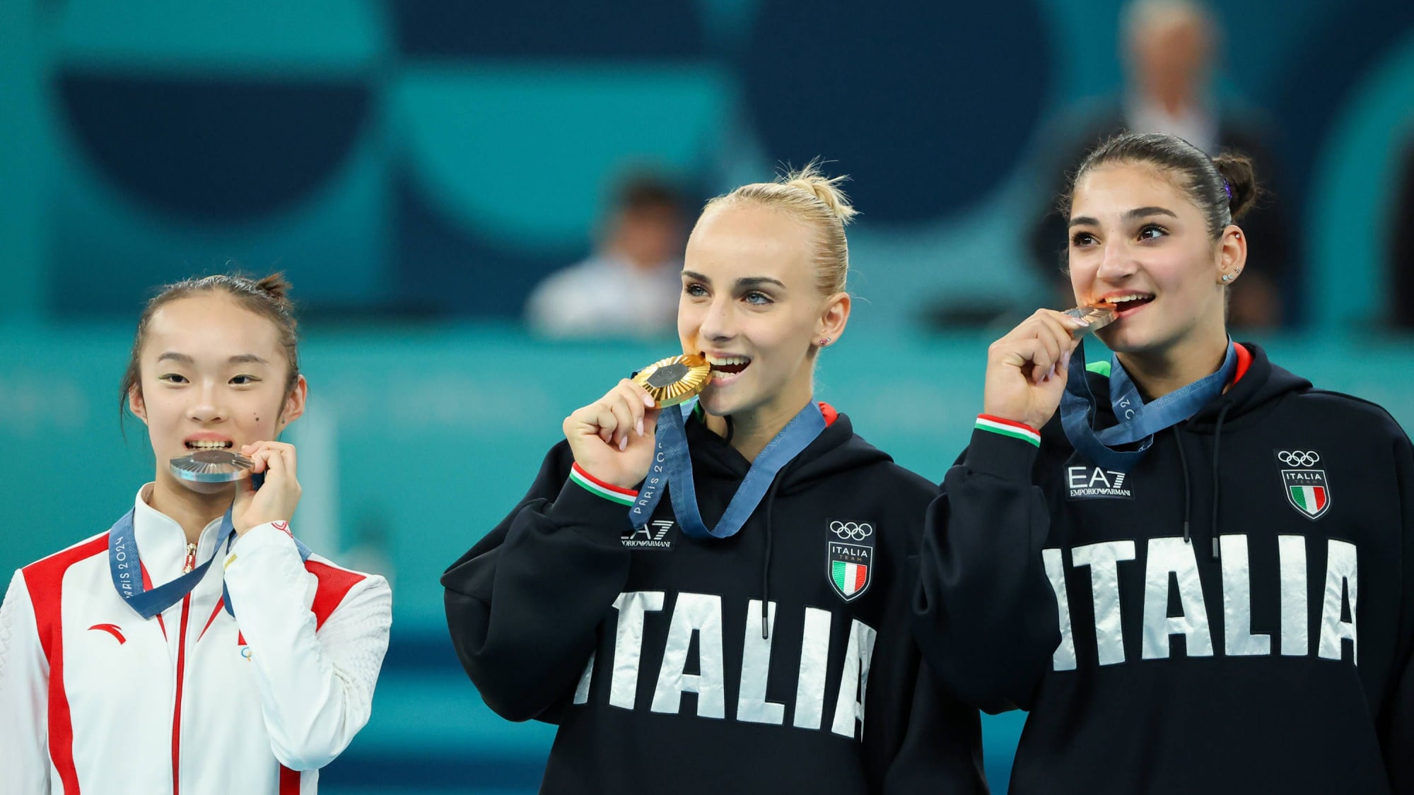 Yaqin Zhou testet die Medaille auch