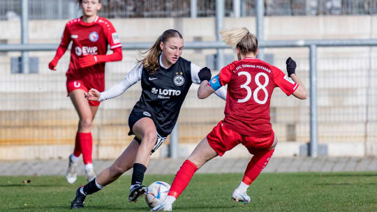 Eine Liga höher: Sophie Nachtigall, hier im Duell mit der Potsdamerin Laura Lindner (re.).