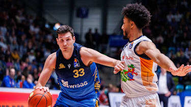 easycredit BBL, Frankfurt Skyliners - Rostock Seawolves, 29.03.2026 Ryan Hawkins (Frankfurt Skyliners, 33) gegen D Shawn Schwartz (Rostock Seawolves, 5) Spiel der easycredit BBL: Frankfurt Skyliners - Rostock Seawolves; am 26. Spieltag der Saison 25 26 in der Süwag Energie ARENA am 29.03.2026 *** easycredit BBL, Frankfurt Skyliners Rostock Seawolves, 29 03 2026 Ryan Hawkins Frankfurt Skyliners, 33 vs D Shawn Schwartz Rostock Seawolves, 5 Game of the easycredit BBL Frankfurt Skyliners Rostock Seawolves on Matchday 26 of the 25 26 season at Süwag Energie ARENA on 29 03 2026 Copyright: xBEAUTIFULxSPORTS Hahnex
