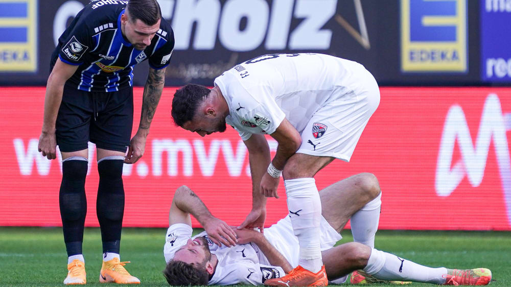 Rico Preißinger blieb verletzt liegen: Marcel Hofrath (li.) und Fathi Kaya kümmerten sich um den Mittelfeldspieler.