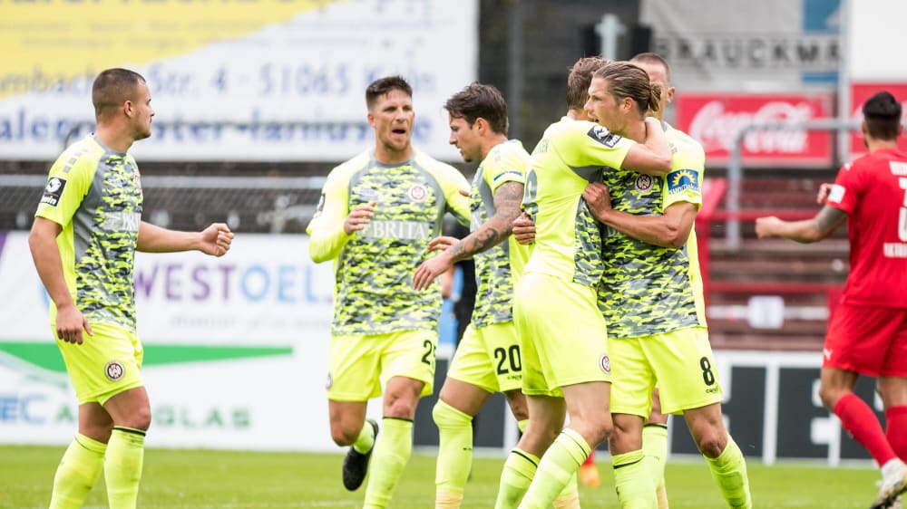 Herzliche Umarmung für den Matchwinner: Johannes Wurtz machte mit seinen zwei Treffern den Unterschied.