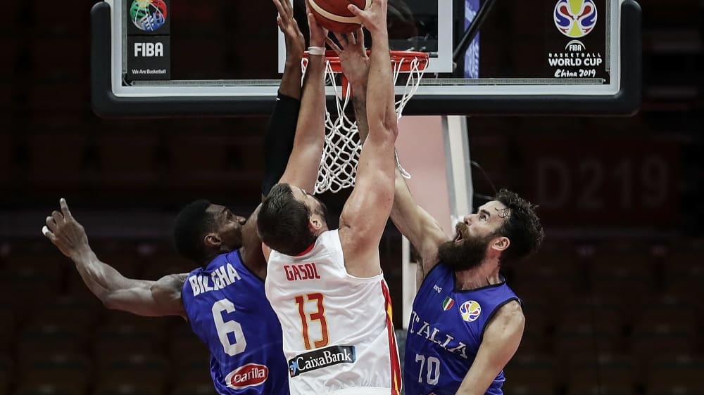 Glanzlos ins Viertelfinale: Marc Gasol (M.) und die spanische Nationalmannschaft haben Italien bezwungen.