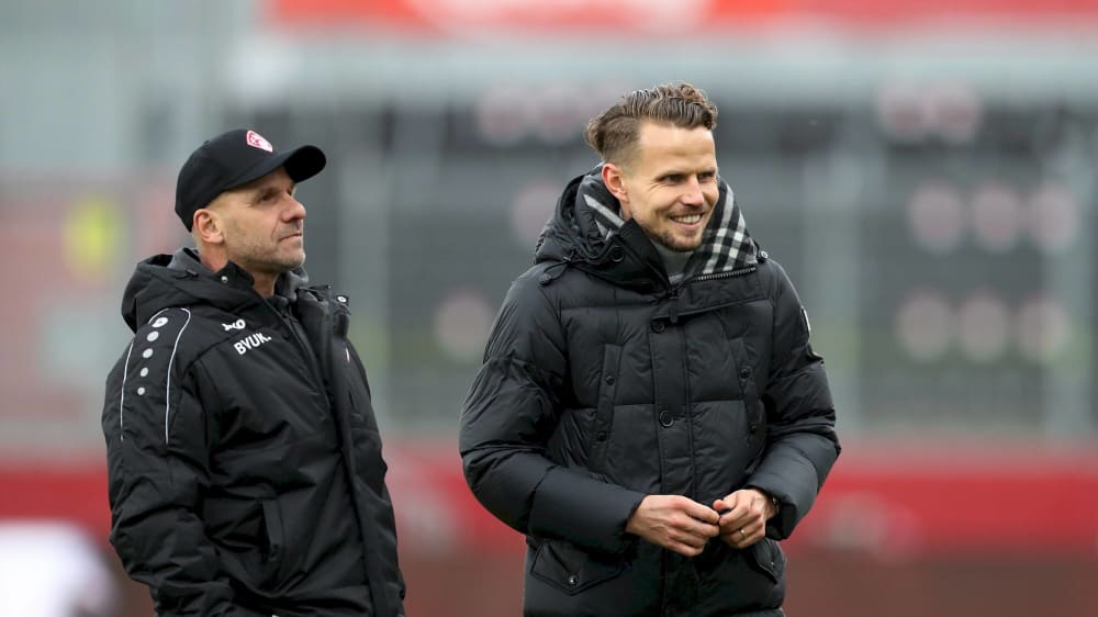 Die Freude steht ihm ins Gesicht geschrieben: Sportvorstand Sebastian Schuppan (re.) mit dem neuen Kickers-Trainer Bernhard Trares.