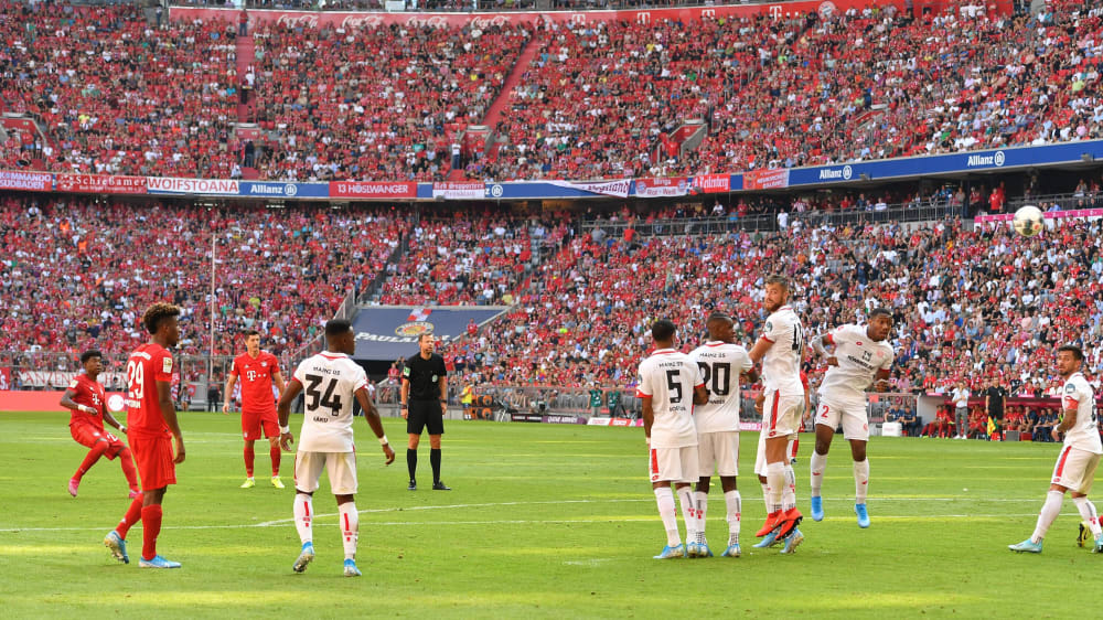 David Alaba verwandelt einen direkten Freistoß, der Ball schlägt im rechten Winkel ein.