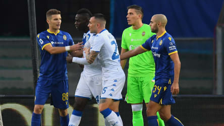 Mario Balotelli während des Spiels in Verona (Zweiter von links)