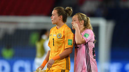 Lee Alexander, Torhüterin Schottlands, neben Teamkollegin Erin Cuthbert (re.)