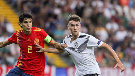 Spaniens Kapitän Jesus Vallejo und Deutschlands Torjäger Luca Waldschmidt
