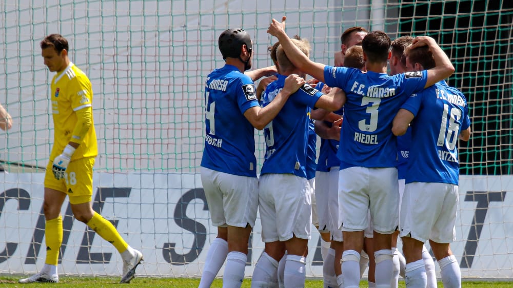 Hansa Rostock feiert Türpitzs Siegtreffer zum 1:0.