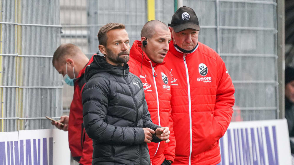 Stefan Kulovis (Mitte) und Gerhard Kleppinger ersetzen interimsweise den freigestellten Trainer Michael Schiele (li.).