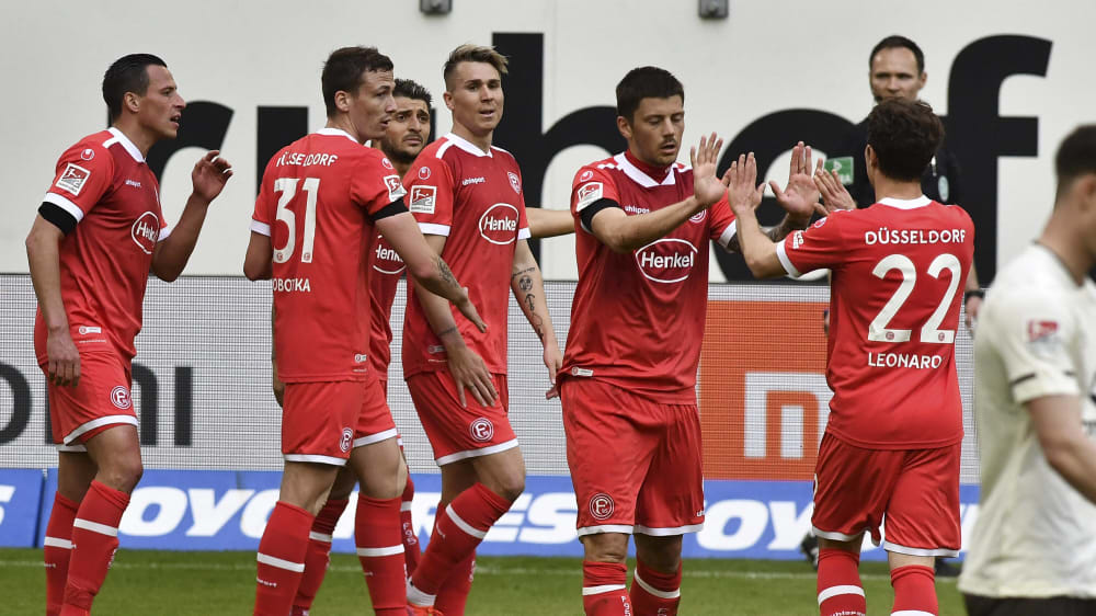 Im Mittelpunkt: Felix Klaus und die übrigen Fortunen bejubeln das 1:0.
