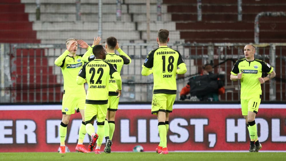 Frühe Führung am Millerntor: Der SC Paderborn bejubelt das Tor zum 1:0.