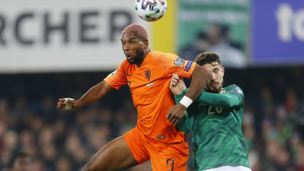 Der Niederländer Ryan Babel (links) im Luftduell.