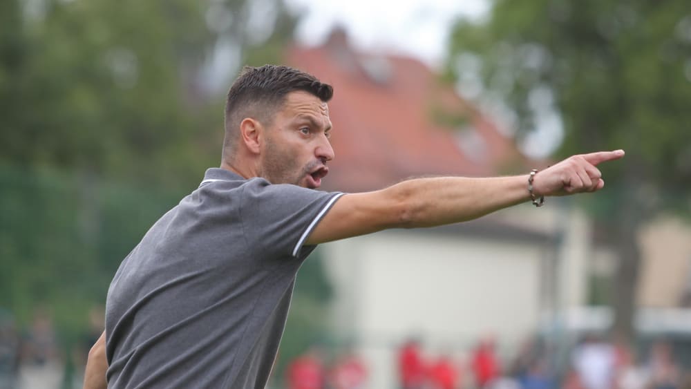 Miroslav Jagatic coacht bei einem Ligaspiel
