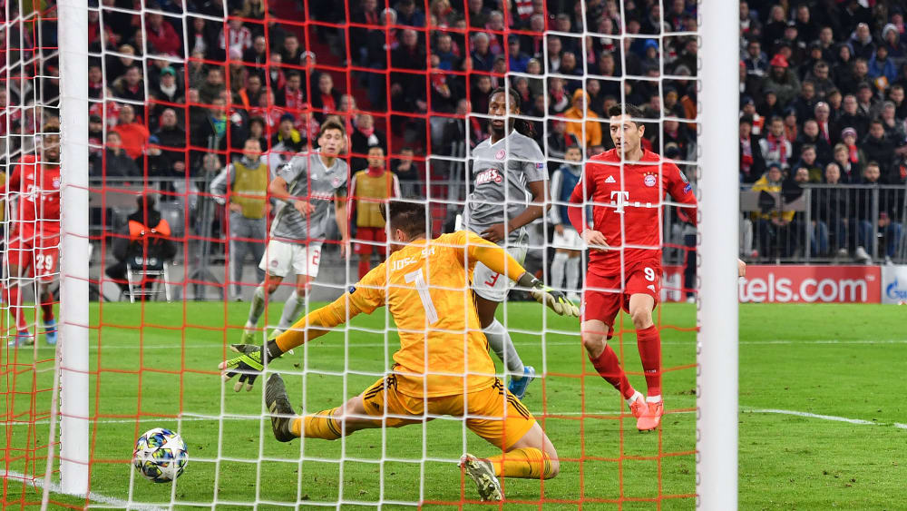 Bann gebrochen: Robert Lewandowski überwindet José Sa.