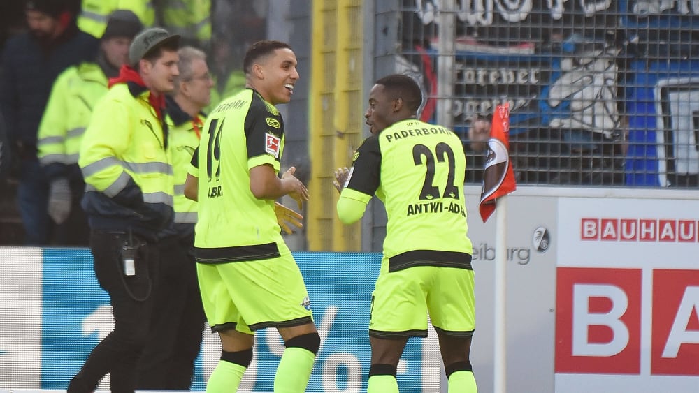 Die Paderborner Abdelhamid Sabiri (links) und Christopher Antwi-Adjei feiern das 1:0 gegen den SC Freiburg