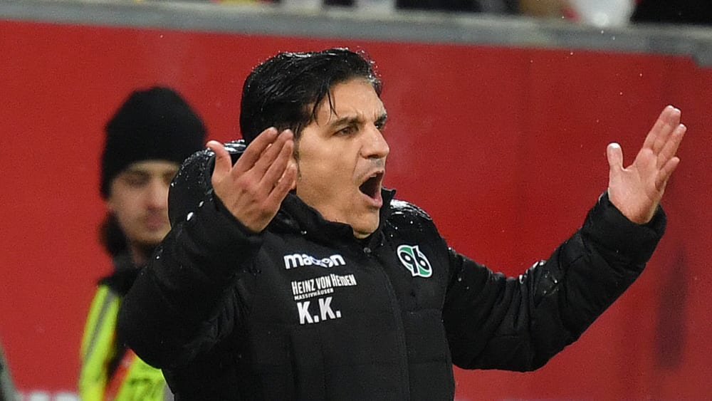 Hannovers Trainer Kenan Kocak ärgert sich während der Partie bei Jahn Regensburg