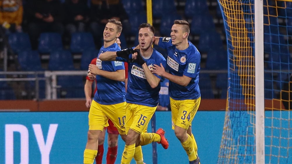 Marcel Bär (Mitte) freut sich über seinen Treffer zum 1:0, Mike Feigenspan (#34) jubelt mit.