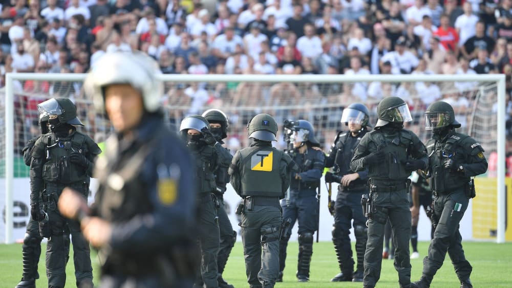 In den Stadien immer wieder gefordert: Die Einsatzkräfte der Polizei.