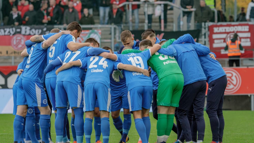 Stehen im Schulterschluss zueinander: Die Spieler der Sportfreunde Lotte.