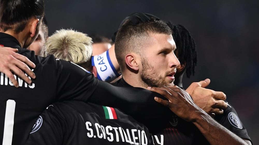 Die Spieler des AC Mailand bejubeln den 1:0-Treffer von Ante Rebic (rechts)