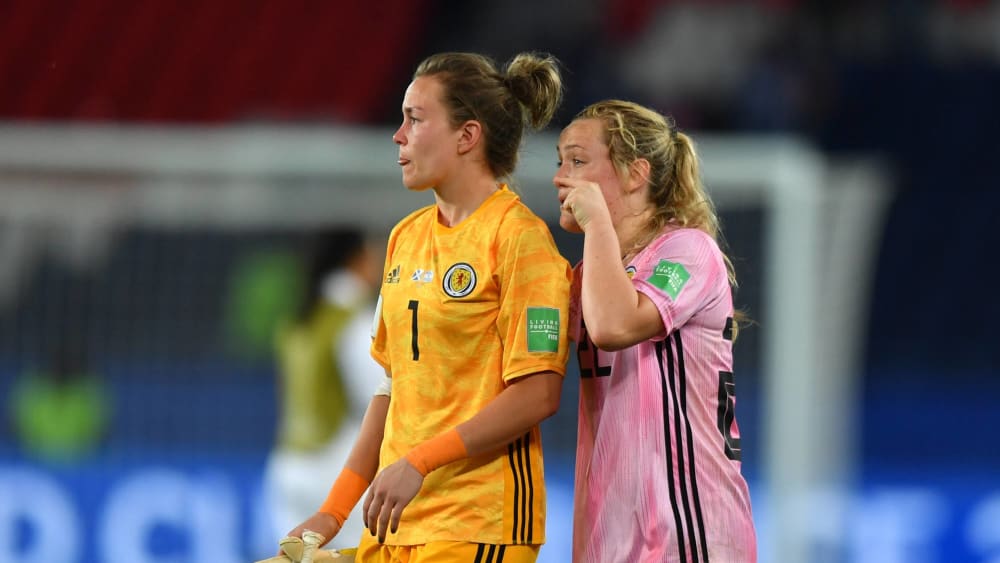 Lee Alexander, Torhüterin Schottlands, neben Teamkollegin Erin Cuthbert (re.)