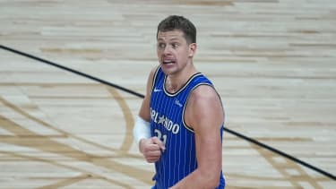 Basketball: NBA, Orlando Magic - Memphis Grizzlies, Hauptrunde, Hauptrunde-Partien, 85. Spieltag, Uber Arena, Moritz Wagner (Orlando Magic) zeigt dem Schiedsrichter an, dass er einen Ellenbogenschlag abbekommen hat.