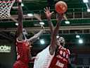 Im Bild: v.li. Charles Thompson (Wuerzburg Baskets, 32), John-Michael Wright (Telekom Baskets Bonn, 1) mit dem Korbleger und Eddie Colbert III (Wuerzburg Baskets, 0) 02.10.2026, Fitness First Wuerzburg Baskets vs. Telekom Baskets Bonn, easyCredit BBL, 4. Spieltag, Deutschland, 97072, tectake-Arena Wuerzburg, *** Pictured from left: Charles Thompson (Wuerzburg Baskets, 32), John Michael Wright (Telekom Baskets Bonn, 1) making a layup, and Eddie Colbert III (Wuerzburg Baskets, 0 02 10 2026), Fitness First Würzburg Baskets vs. Telekom Baskets Bonn, easyCredit BBL, Matchday 4, Germany, 97072, tectake Arena Würzburg, Copyright: HMBxMedia xJulienxBecker
