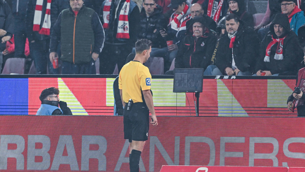 Sicherheit vor Schnelligkeit: Daniel Schlager schaut sich die Ereignisse aus der 50. Minute an.