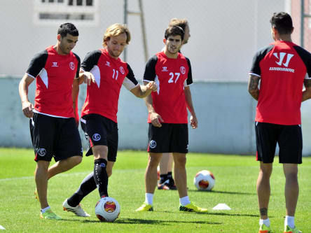 José Antonio Reyes (li.) und Ivan Rakitic (2.v.li.) spielten zwei Jahre zusammen für Sevilla.