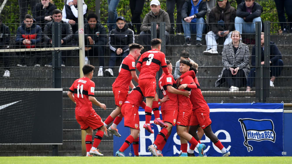 Stuttgarter Jubeltraube: Laurin Ulrich lässt sich nach dem 1:0 feiern.