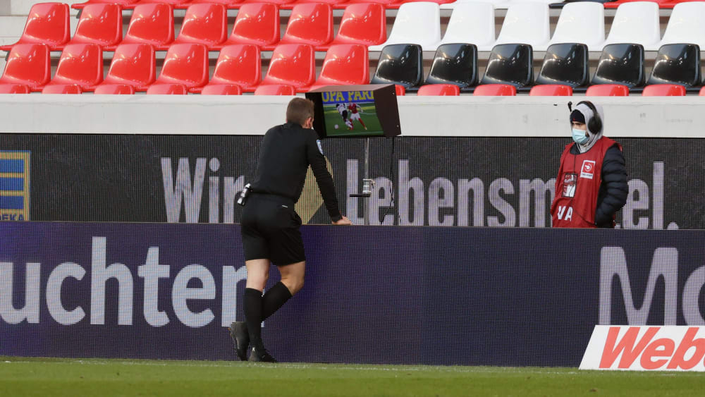 Leitete das Spiel in Freiburg nur eine Halbzeit lang: Tobias Stieler, hier beim Check einer Spielszene.